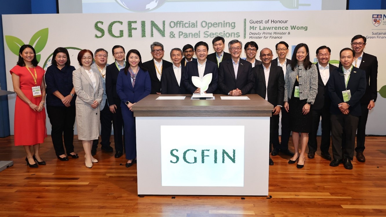 Deputy Prime Minister and Minister for Finance Lawrence Wong (centre), together with Chairman of NUS Board of Trustees Mr Hsieh Fu Hua, NUS President Professor Tan Eng Chye, members of the NUS Board of Trustees, and SGFIN Management Advisory Board Members.